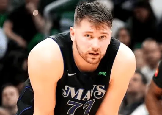 小牛记者:东契奇因左膝扭伤降级成疑