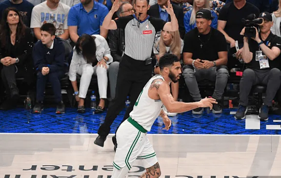 爆发!塔图姆半场15投7中 三分球7中3 得到20分4篮板2助攻1抢断