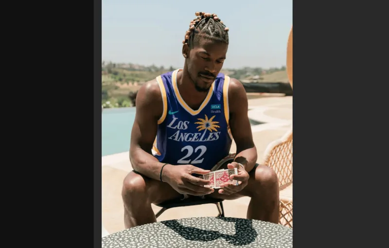 我们来打牌吧!巴特勒晒出和朋友一起打牌的照片