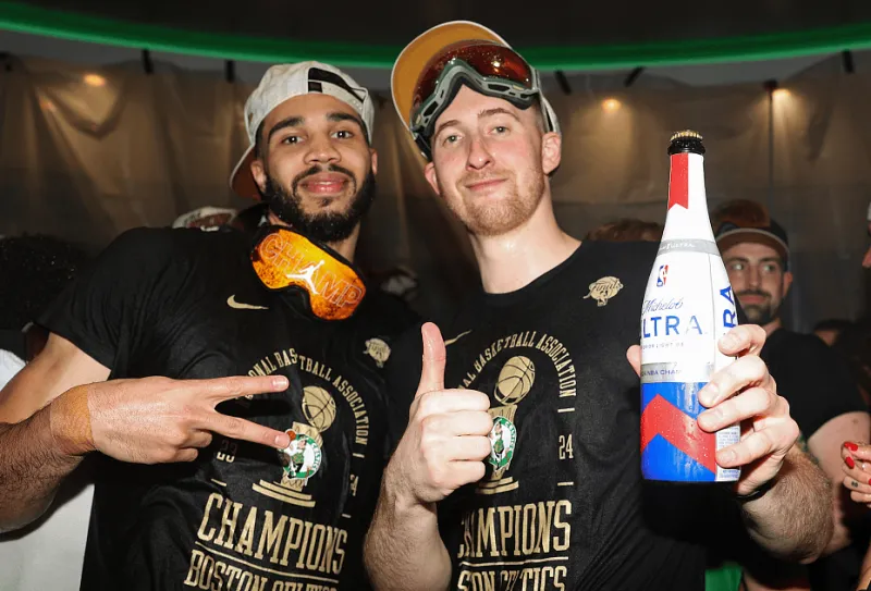 记者:凯尔特人有意提前与射手萨姆·豪瑟续约