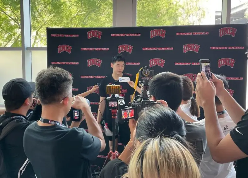 完结了!现场媒体晒出了崔永熙在内部热身赛结束后接受采访的照片