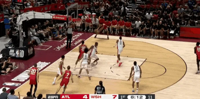 当之无愧?里萨什左手高投打进第一球 随后命中三分 连得5分开始比赛