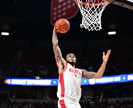 豪华数据!惠特莫尔17投8中 得到20分10篮板4助攻4抢断