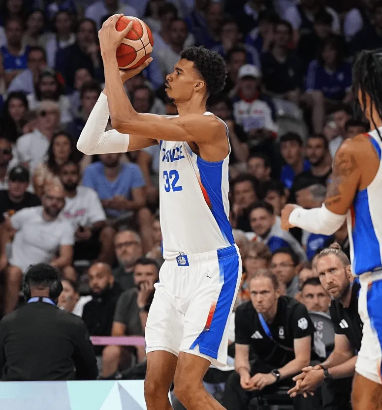 姗姗来迟!马刺官方为班亚马拿下两双 但未能阻止球队输球