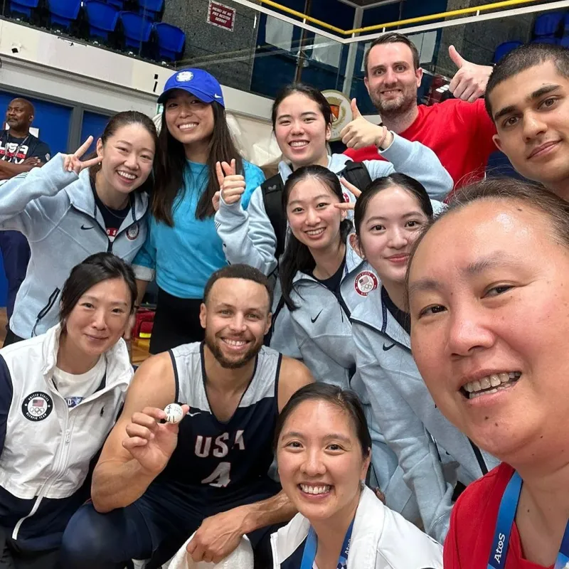 硬与软并存!库里、哈利伯顿与美国女乒合影互动